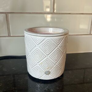 White Geometric Pattern Wax Warmer